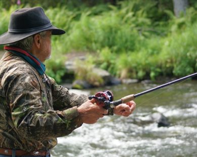 Pecheur en rivière